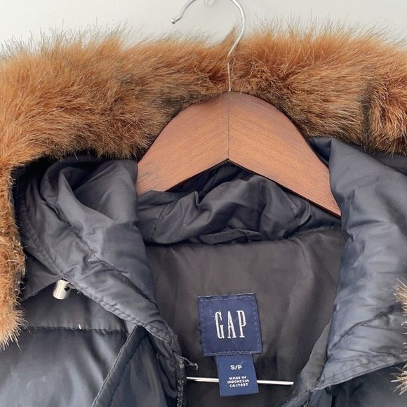 Gap puffy vest black with fur size small - Picture 2 of 8